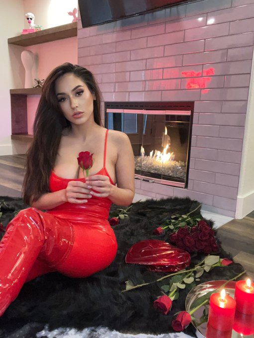 Happy Valentine&rsquo;s Day! ❤️  https://t.co/kaZzqYkU2o  Live show at 6pm pst https://t.co/Y0UkJmH6tH<a href="/tag/rt"class="tags"><span>#rt</span></a>