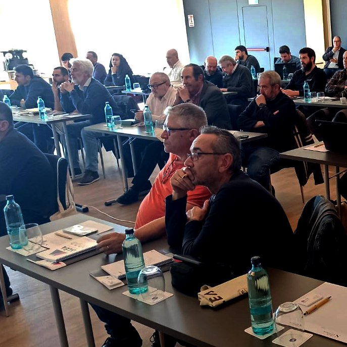 aotec_es's tweet photo. Actualizando conocimientos en las #JornadasOperadores de @HuaweiSpain y @aleashop_es.
Una intensa sesión de trabajo en Castelldefels a la que ha acudido nuestro director ejecutivo de @aotec_es Gonzalo Elguezábal. #juntossumamos.
#WifiMesh #HomeInsight #AleaNetworking https://t.co/KTQ2J8ASDp