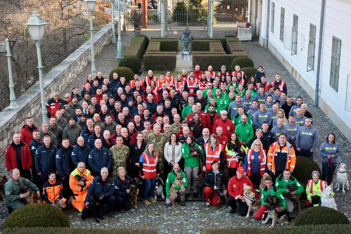 KatalinNovak_HU's tweet photo. Hungary 🇭🇺 was one of the first countries to offer assistance after the earthquake in #Türkiye 🇹🇷. Today we said thank you to the selfless heroes who helped in the rescue efforts. Thanks to them, several lives could be saved. 🇭🇺 helps those in need. https://t.co/ptFKsXSRZQ