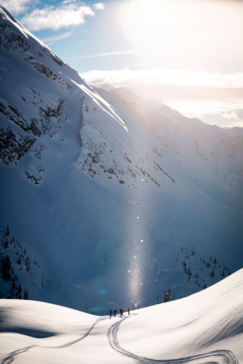 MicaHeliskiing's tweet photo. Love at first sight. It’s a common thing for the magnificent Rocky Mountains.

Happy Valentine’s Day Mountain Lovers🤍 #micamagic

📷: @zoyalynch 

#micaheli #loveisinthemountainair #heliskiingcanada #canadianrockies #heli #heliski #mountain #love #valentines https://t.co/63TqwFwC17