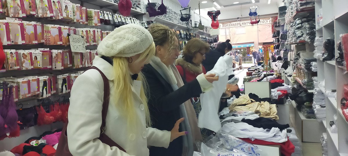TevhideYagan's tweet photo. Türk Kadınlar Birliğinin yönetim kurulu üyeleri Deprem zedelere göndermek için malzeme ve giysi hazırlığı yapıyorlar https://t.co/WhzJgYoQz4