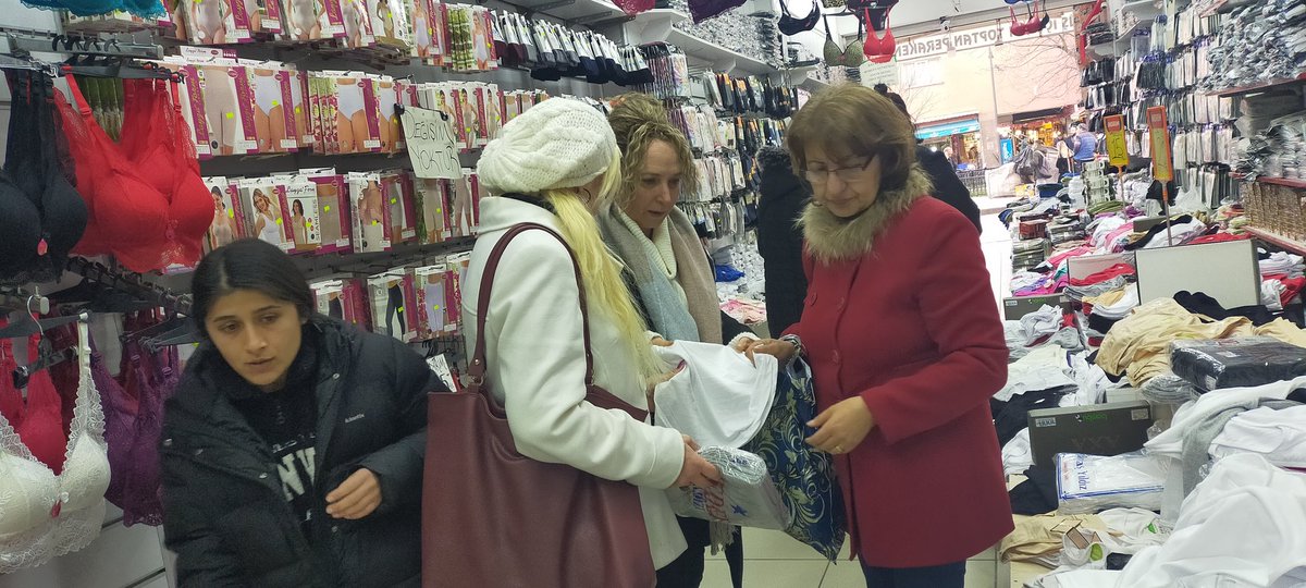 TevhideYagan's tweet photo. Türk Kadınlar Birliği Sakarya şubesi yönetimi 
Deprem bölgesine gidecek giysileri hazırlıyor https://t.co/y9ODuHlydm