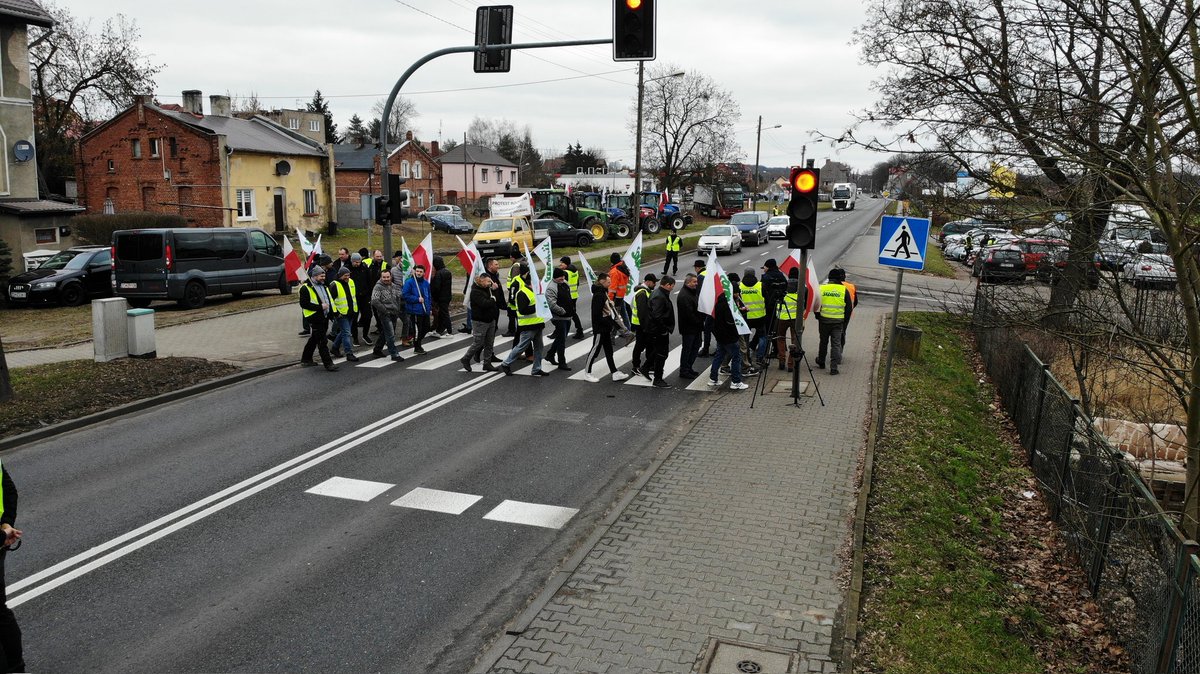 ZenekYTChanel's tweet photo. #zachodniopomorskie
#SolidarnoscRI
#protestrolnikow
Rolnicy nie godzą się na zaproponowaną pseudo pomoc!
1. Dopłata do Tony zboża nie zabezpiecza nam rynku zbytu. Ceny są wciąż niestabilne
2. Kredyty dla rolników to istna ściema
Preferencyjna jest marża Banku, nie oprocentowanie https://t.co/KF9hdqatVX