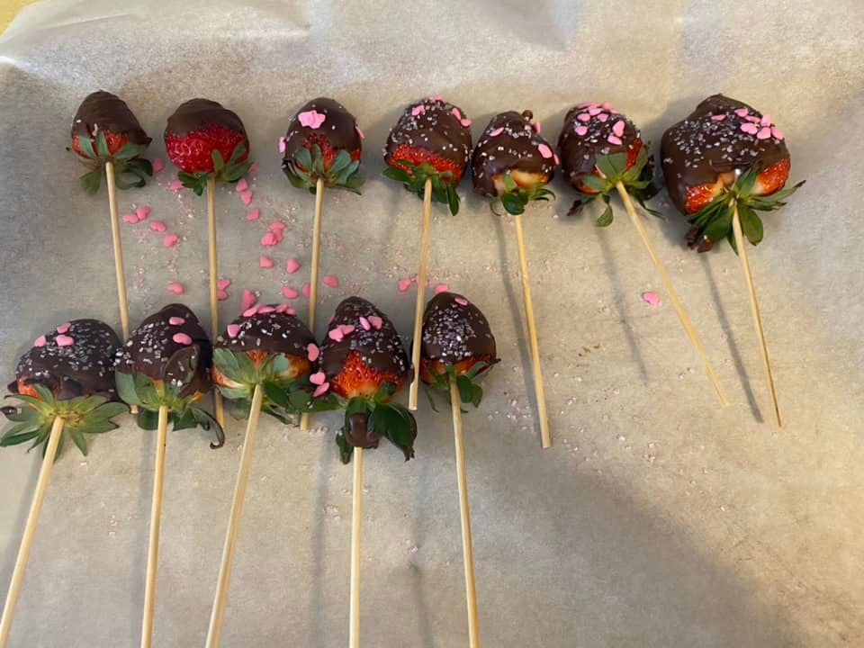 TasteAndReview_'s tweet photo. What's better than roses on Valentine’s Day? Chocolate-covered strawberries and grapes on a stick! https://t.co/fHTbd5CLkS #happyvalentinesday #valentinesday #chocolatecoveredstrawberries #ValentinesDayChallenge 
#valentinesdaygifts #valentinesday2023 https://t.co/gXo4V6eI8W