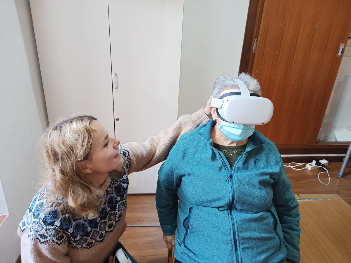 Hemos preparado las "maletas" y visitado la"ciudad del amor", París, a través de la experiencia de las gafas VR. Veintiséis mayores llenaron nuestro "avión" para celebrar nuestro "San Valentín más TIC" #puntovuelazahara #VuelaGuadalinfo #realidadvirtual