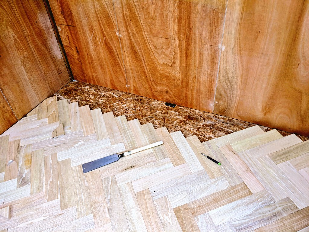LPWWCo's tweet photo. 🔔Bing Bong 🔔
🔉Can who ever did the measuring, cutting and counting for this job please report to the managers office ASAP 🔉

#WoodworkersThatTweet
#LeftSideRightSide
#Under10Percent 
#Parquet
#BodgeItAndScarper https://t.co/jDP8nggydh