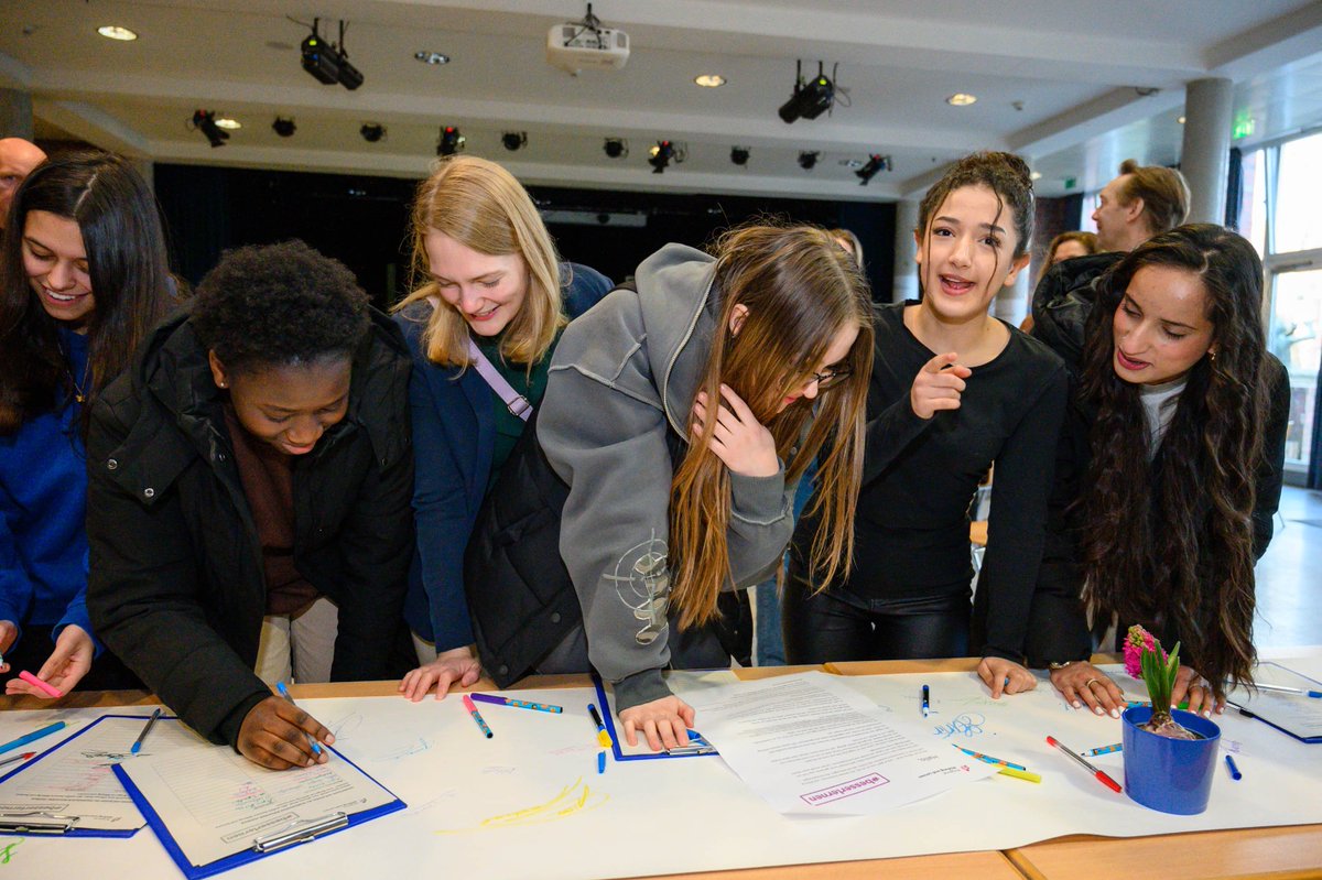BurgerratLernen's tweet photo. #besserlernen auf Tour: Wir wollen, dass sich in der Schule etwas ändert! Heute haben hunderte Schüler*innen der Stadtteilschule Bahrenfeld in Hamburg unseren Offenen Brief unterzeichnet und unter anderen mit @ria_schroeder und @ivymaymueller diskutiert. https://t.co/vQcqLWaBUc https://t.co/5aZkksy0Rk