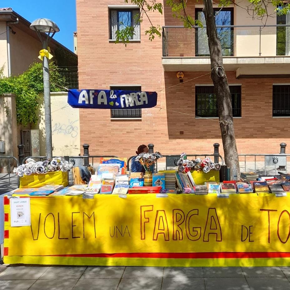 Aquesta petita pancarta (no pesa més de 150gr) a la parada de l'<a href="/AfaFargaSalt/">Afa La Farga Salt</a> per #SantJordi suposa:

2 multes de més de 600€
2 judicis

Es persegueix l'activisme? <a href="/ViladeSalt/">Ajuntament de Salt</a>?
