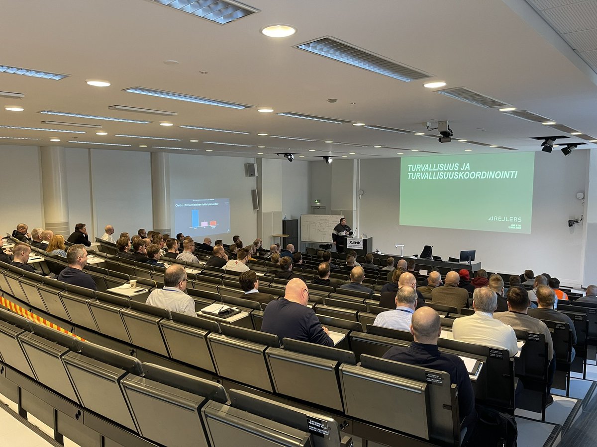 Olisiko hetki aikaa puhua turvallisuudesta?👷🏻‍♂️ Pidimme tänään @jarvisuomenene turvallisuuspäivän yhdessä kumppaneiden sekä pää- ja aliurakoitsijoidemme kanssa. Tärkeää asiaa tuli paljon ja hyvää verkostoitumista! Yhdessä eteenpäin - Turvallisesti!👷🏻‍♂️ #sähköverkko #turvallisuus