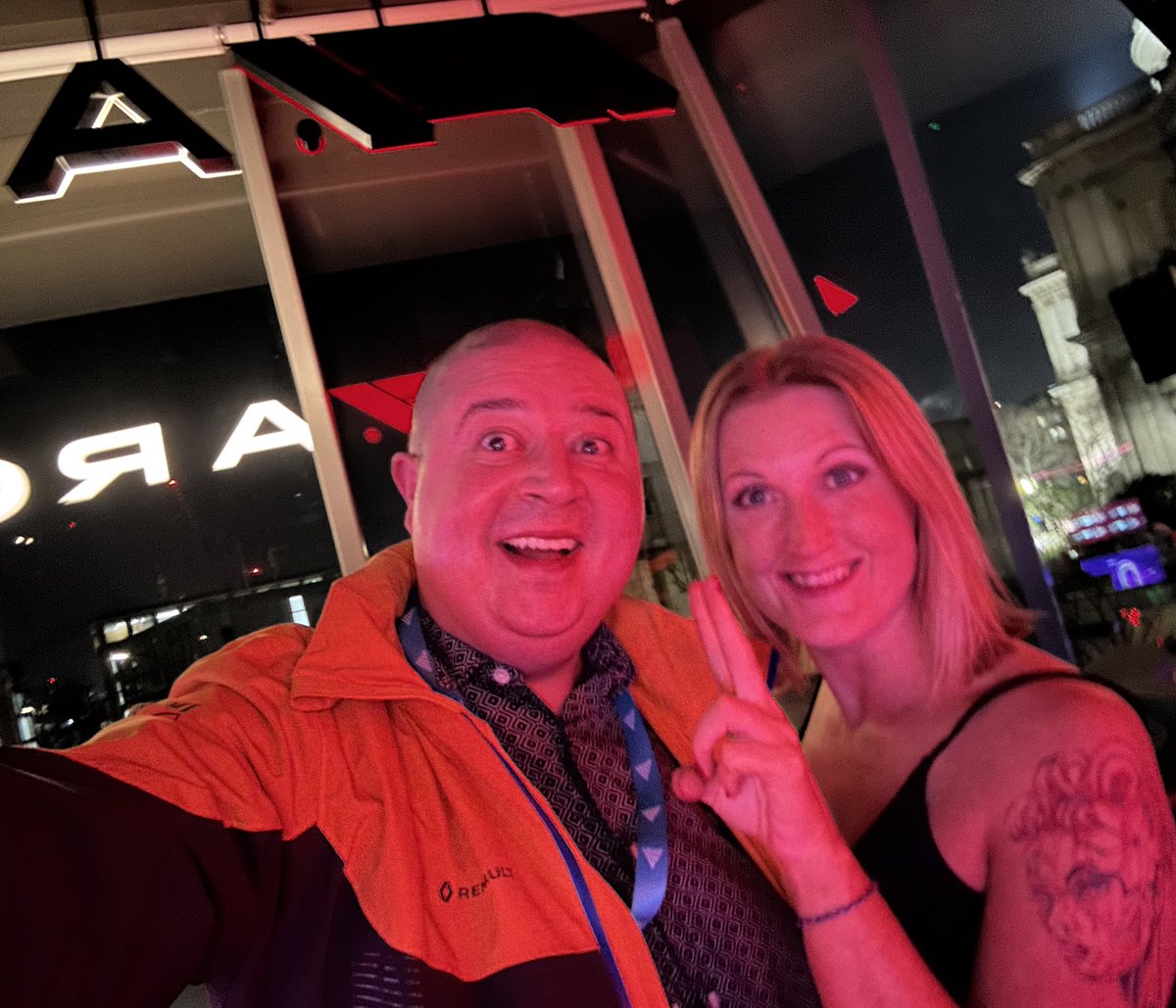 SimonGBrooks's tweet photo. Loved meeting @Paulin3McFerran at @F1Arcade yesterday for the @McLarenF1 #MCL60 launch!
What a great night! Great to get a #SimonSelfie ๐คณ
#VELOPeoplesPaddock #McLaren60 https://t.co/F3DkCkeS6Z