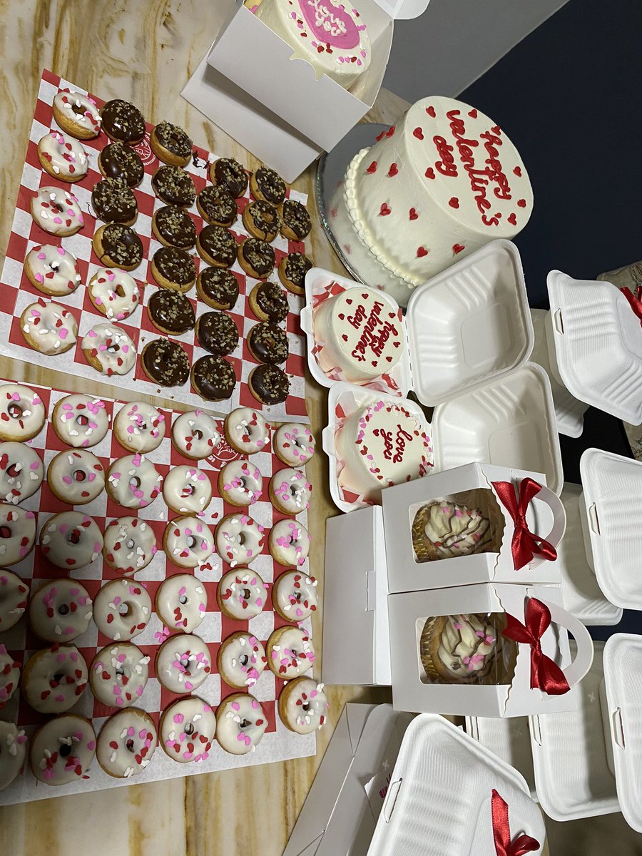 Look the cakes I made for Valentine’s Day 😊 all the savings are for #CantGetEnoughTour can’t wait to see u in Monterrey again 💕