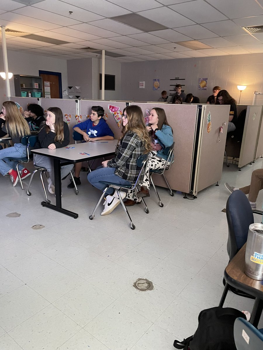 BusinessCWHS's tweet photo. 8th graders from both William James and Charlotte Middle School came to tour Creek Wood’s CTE classes. We are so excited for these upcoming freshmen! https://t.co/jh332M7gUV