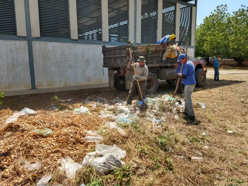 alclagunillas's tweet photo. Sigue la atención del alcalde José Mosquera a las instalaciones deportivas del municipio Lagunillas.

Este lunes, cuadrillas de Sedemaul realizaron  un operativo de limpieza en el Complejo Deportivo Sierra Maestra, ubicado en la parroquia Libertad.

@manuelrosalesg @gobdelzuliave https://t.co/hje0MqBMeC
