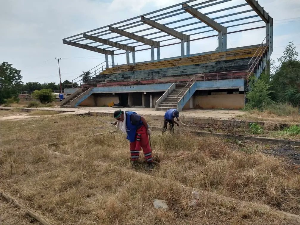 alclagunillas's tweet photo. Sigue la atención del alcalde José Mosquera a las instalaciones deportivas del municipio Lagunillas.

Este lunes, cuadrillas de Sedemaul realizaron  un operativo de limpieza en el Complejo Deportivo Sierra Maestra, ubicado en la parroquia Libertad.

@manuelrosalesg @gobdelzuliave https://t.co/hje0MqBMeC