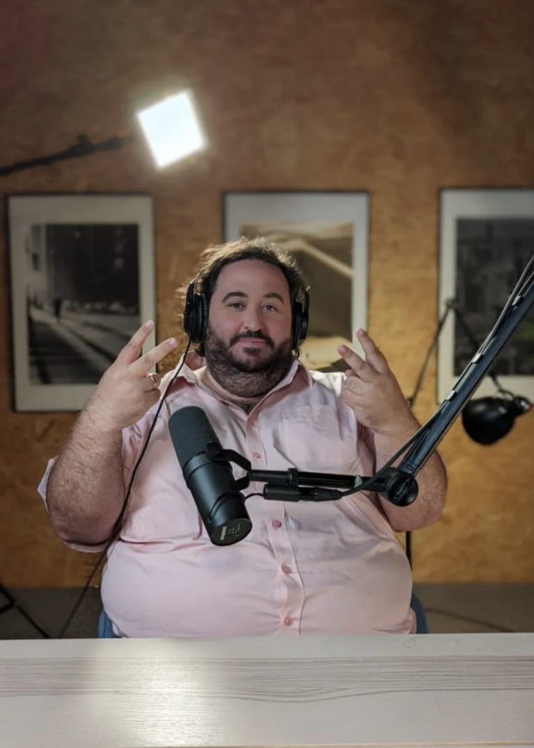 Scipionista's tweet image. Un jour je me balade au Brésil après avoir battu 8 Yakuzas à mains nues, je croise un petit les pieds en sang qui jongle sans chaussures avec un parpaing. Je lui dis "t’as un rêve gamin ?" Il me répond "footballeur pro". Je lui achète des crampons.

Ce petit c’était Lionel Messi.