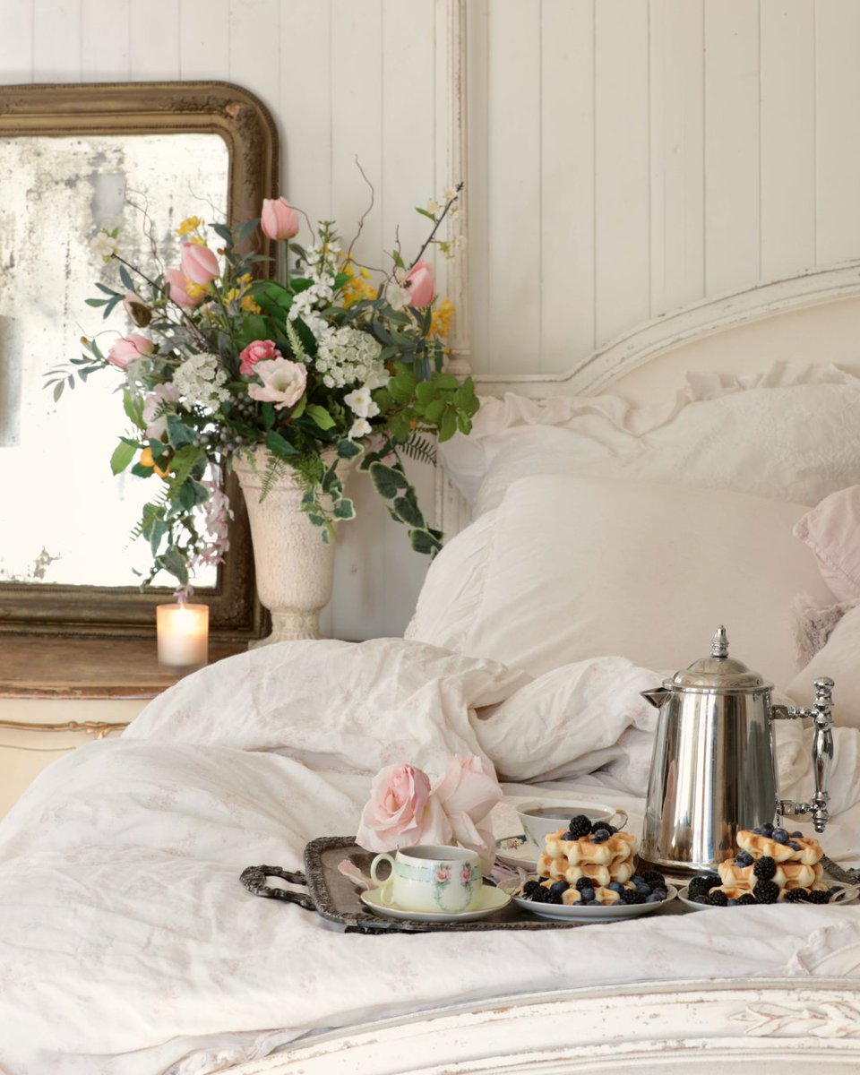 balsamhill's tweet image. Wishing everyone a very Happy Valentine's Day! May your day be filled with love and laughter. ❤️ Let us know in the comments how you plan to celebrate!

In photo: Spring in Bloom Arrangement

bit.ly/3jV1IFR

#ValentinesDay #Valentines #SpringDecorating