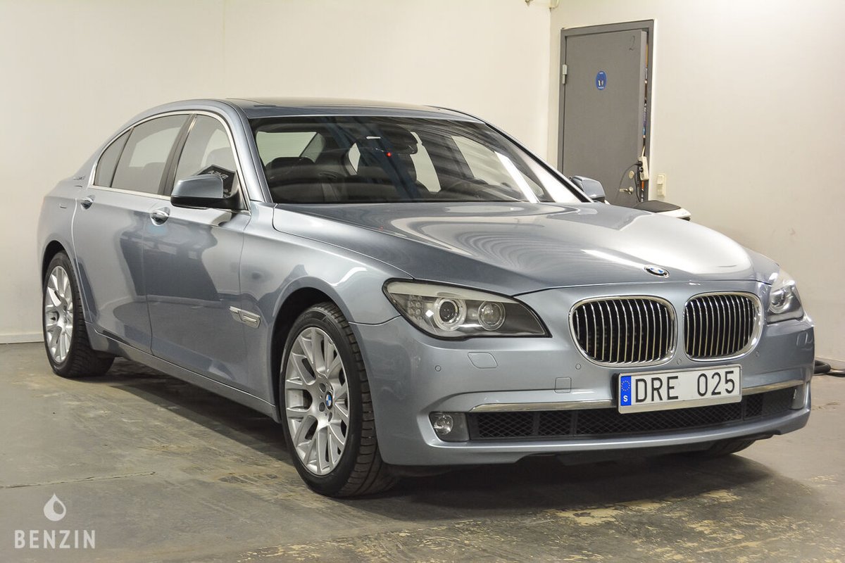 Benzinworld's tweet photo. Comment jongler entre conscience écologique, V8  et suréquipement ? Réponse de BMW: la 750i Activehybride. 

Une vraie limousine de 465cv qui va vous déplacer jusqu'au centre ville grâce à sa vignette verte.

Enchérissez ici 👇 https://t.co/ChthYimBbB