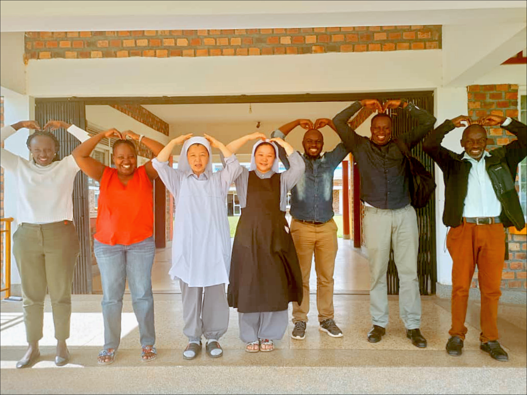Part of the Africa BEB Team and staff from Kkottongnae Cardinal Kim Sou Hwan Children’s Home located in Kiruhhura, Uganda, are saying “I love you” in Korean Sign Language. On this Valentine’s Day, we want to extend our LOVE to you for your continued support!