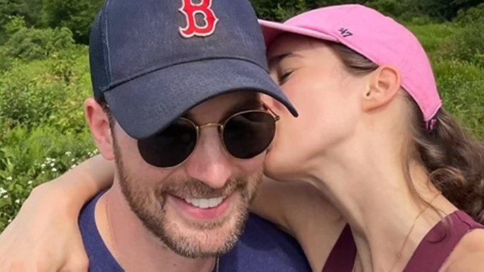 sboficial's tweet photo. Chris Evans postou fotos com sua namorada Alba Baptista comemorando o Valentine's Day. 🤧 https://t.co/akY3ofV6Cx