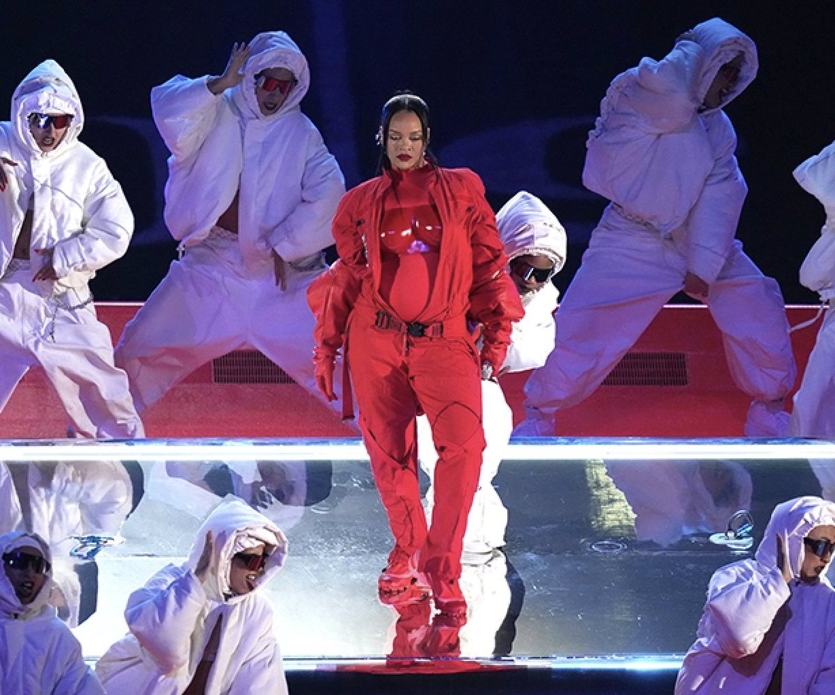 HarlequinFloors's tweet photo. Did you watch the Super Bowl last weekend? We definitely did! #Rihanna headlined the Super Bowl halftime show and it was great to see Harlequin Hi-Shine in silver on the incredible floating platforms this year.
📷 Shutterstock
#harlequinfloors #SuperBowl #halftimeperformance https://t.co/E8UYZkI4V3