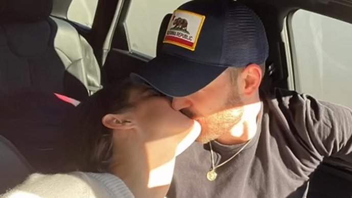 sboficial's tweet photo. Chris Evans postou fotos com sua namorada Alba Baptista comemorando o Valentine's Day. 🤧 https://t.co/akY3ofV6Cx