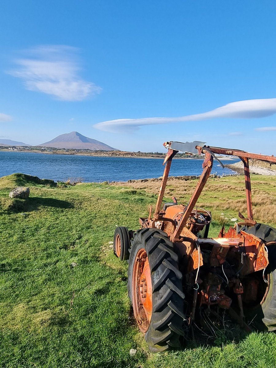 manicmidge's tweet photo. Inis Bigil Island looking over to Achill. 
#Achill #Ireland #Peaceful https://t.co/ZL37YRsObt