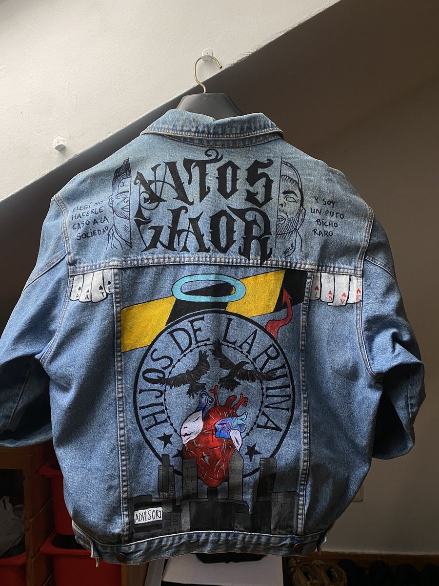 he hecho una chaqueta con una mezcla de referencias de discos de <a href="/NatosyWaor/">Natos y Waor</a> mucho trabajo pero me encanta como ha quedado, me ayudáis mucho con un mgggg 💘💘💘💘