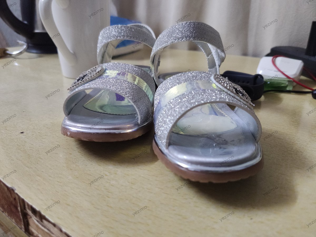 今晚终于让这双29码的小凉鞋臣服于我的淫威之下～🐍的满满一摊，真想让原主小妹妹穿上！那场面想想就刺激！#女童凉鞋 #射鞋 #玩鞋 #打胶