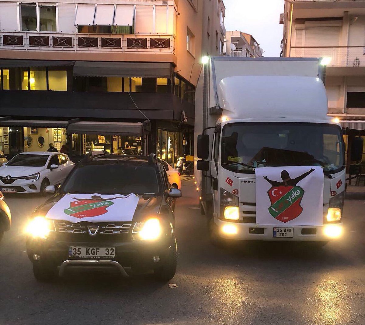 uniksk's tweet photo. İlk günden itibaren desteğimiz desteğiniz deprem bölgesine ulaştı. Son olarak "KÜÇÜK BEDENLER ISINSIN RUHUMUZ ISINSIN" dedik ve 1300 Çocuk Kabanı tedarik ettik. Yardım kamyonumuz bu akşam Karşıyaka Çarşı’dan kardeşlerimizin eşliğinde deprem bölgesine yola çıkıyor. https://t.co/I4Ri1UOTGQ