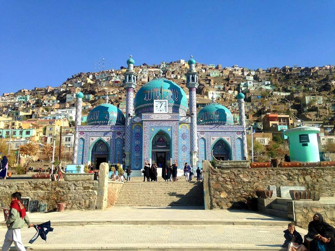 Ahmadalihassani's tweet photo. طالبان زیارت‌گاه شیعیان، موسوم به زیارت سخی در کابل را بستند. زیارت‌گاه سخی در غرب کابل، امروز از سوی اداره‌ی امر به‌معروف و نهی‌ازمنکر طالبان در حالی بسته شد که به گفته‌ی طالبان «اعمال شرک‌آلود» در آنجا مانند «بوسیدن» اشیا انجام می‌شده‌است. https://t.co/QIVhvTS9mb