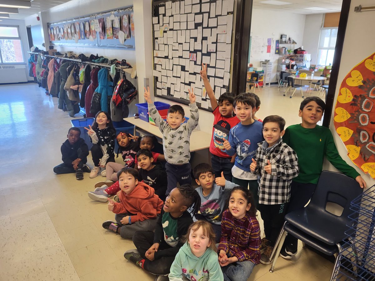 MrYerzy's tweet photo. Day 100! To celebrate, Ss wrote, drew and represented all the different things they learned and did over the past 100 days! In this, we don't see 100 pieces of paper but 100 days of hard work! 

@tdsb @TDSB_DunlacePS #100daysofschool https://t.co/UlRBih3YUu