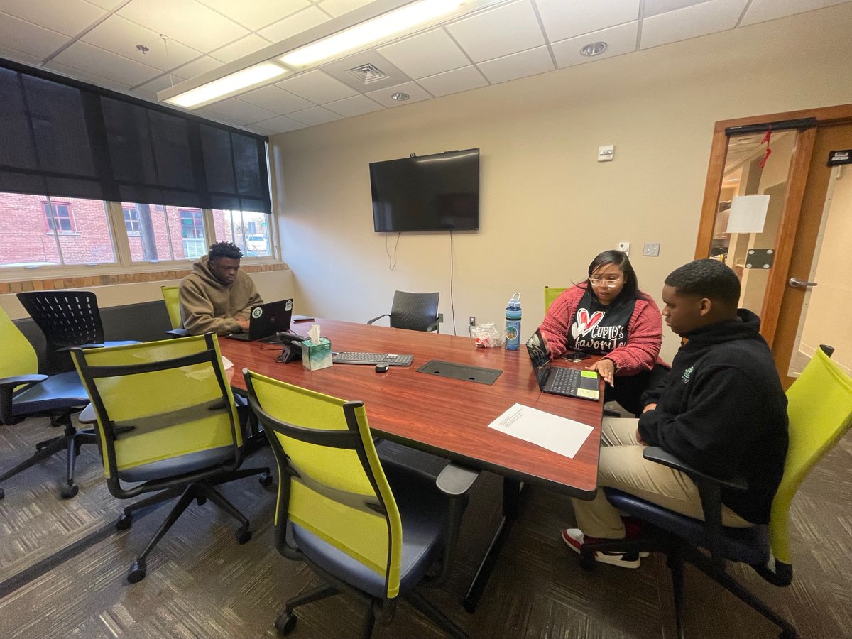 EmeraldScholars's tweet photo. So much fun to have @joshuajosephs2 from @Vol_Football with us during our morning announcement "newscast" broadcast to all Emerald Academy classrooms. He was interviewed by scholar BJ Dailey, and then toured the school! S/O to @vol_legacy for the opportunity. #GBO #Vols https://t.co/7lWEGAoEO5