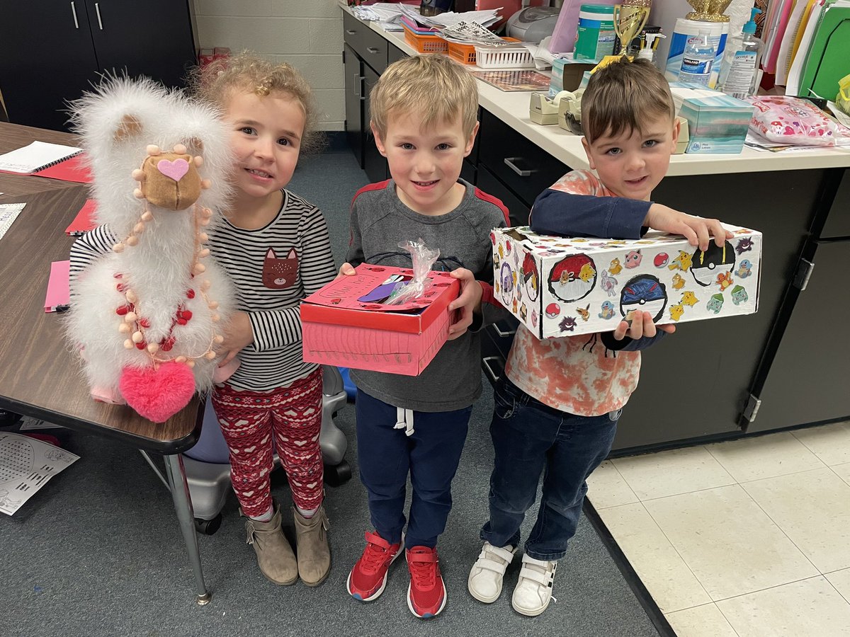 BCSDHuntington's tweet photo. Valentine’s Day party fun in Kindergarten!!! 💝💌 @MrsYoak15 https://t.co/aRaDDEaX0r