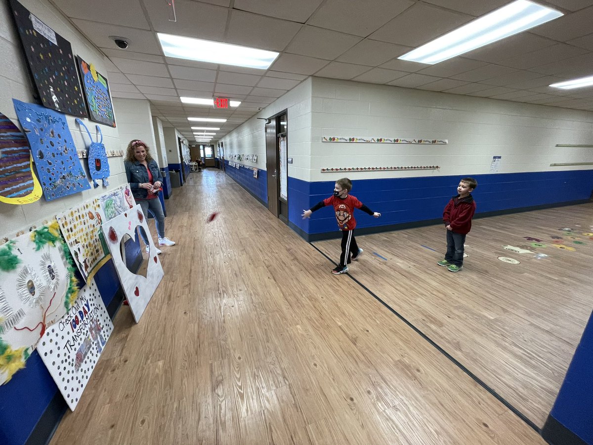 BCSDHuntington's tweet photo. Valentine’s Day party fun in Kindergarten!!! 💝💌 @MrsYoak15 https://t.co/aRaDDEaX0r