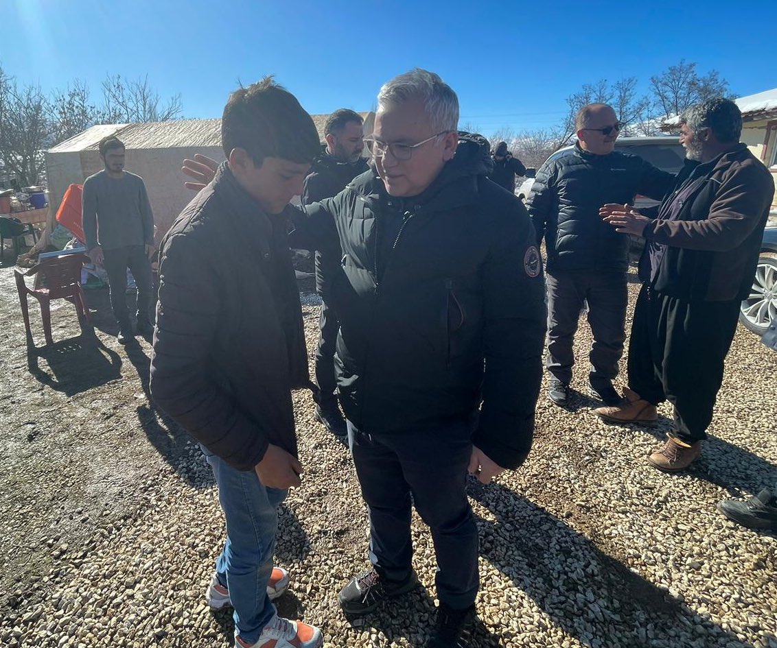 sivasvaliligi's tweet photo. Doğanşehir'de 9⃣. Gün

📍Topraktepe
📍Günedoğru
📍Altıntop

Depremin vurduğu Malatya’nın Doğanşehir ilçesine bağlı köyleri ziyaret eden Valimiz Sn. Yılmaz Şimşek, depremzede vatandaşlarımızla bir araya gelerek geçmiş olsun temennisinde bulundu.

Birlikte Güçlüyüz 🇹🇷 https://t.co/nzCD6ty9ec