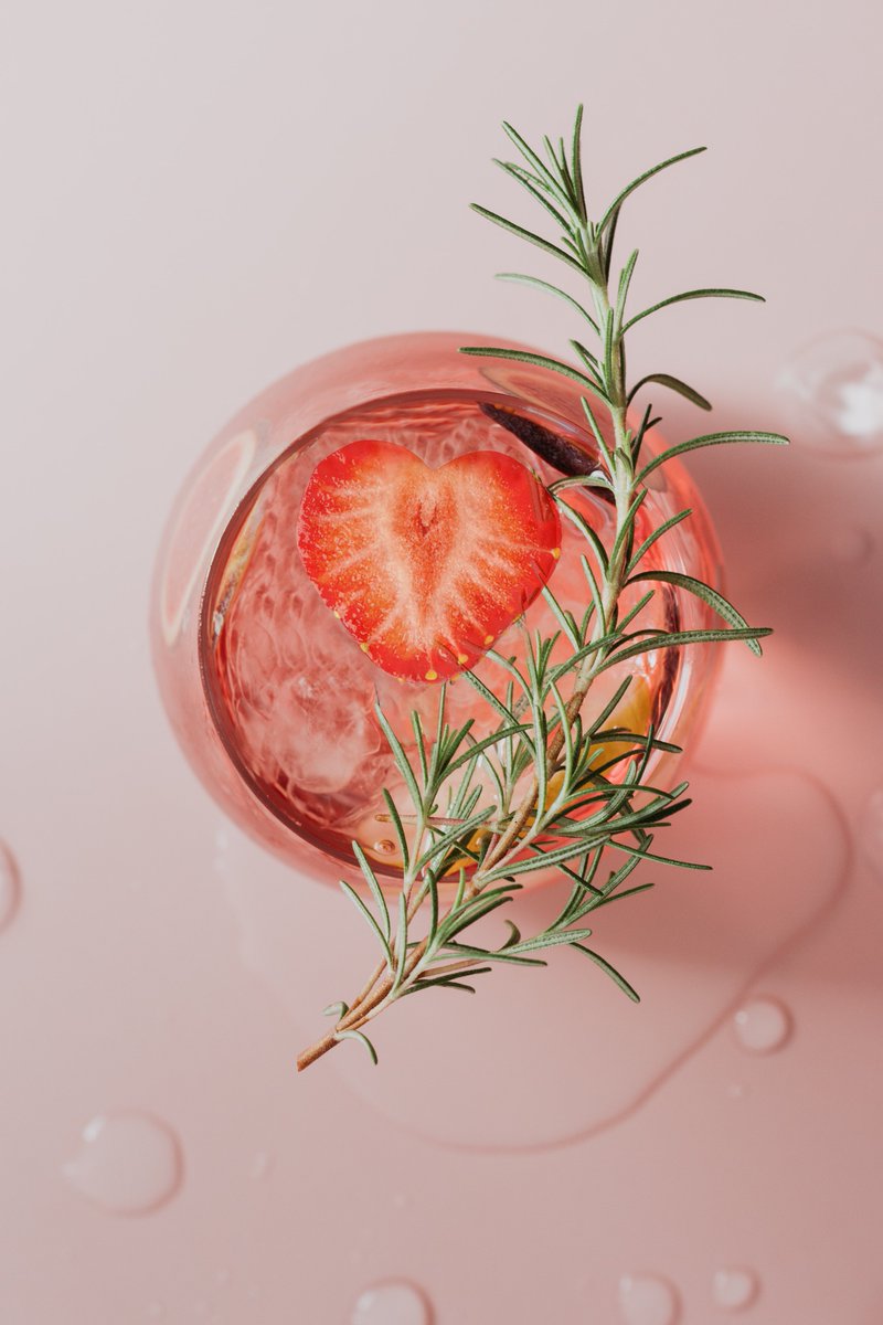 Be kind to your heart this Valentine’s Day. A hydrated heart can more easily pump blood to fuel your activities! If your water needs a flavor boost, we recommend repurposing leftover strawberries by mixing them into your water with lemon, cucumber and mint🍓