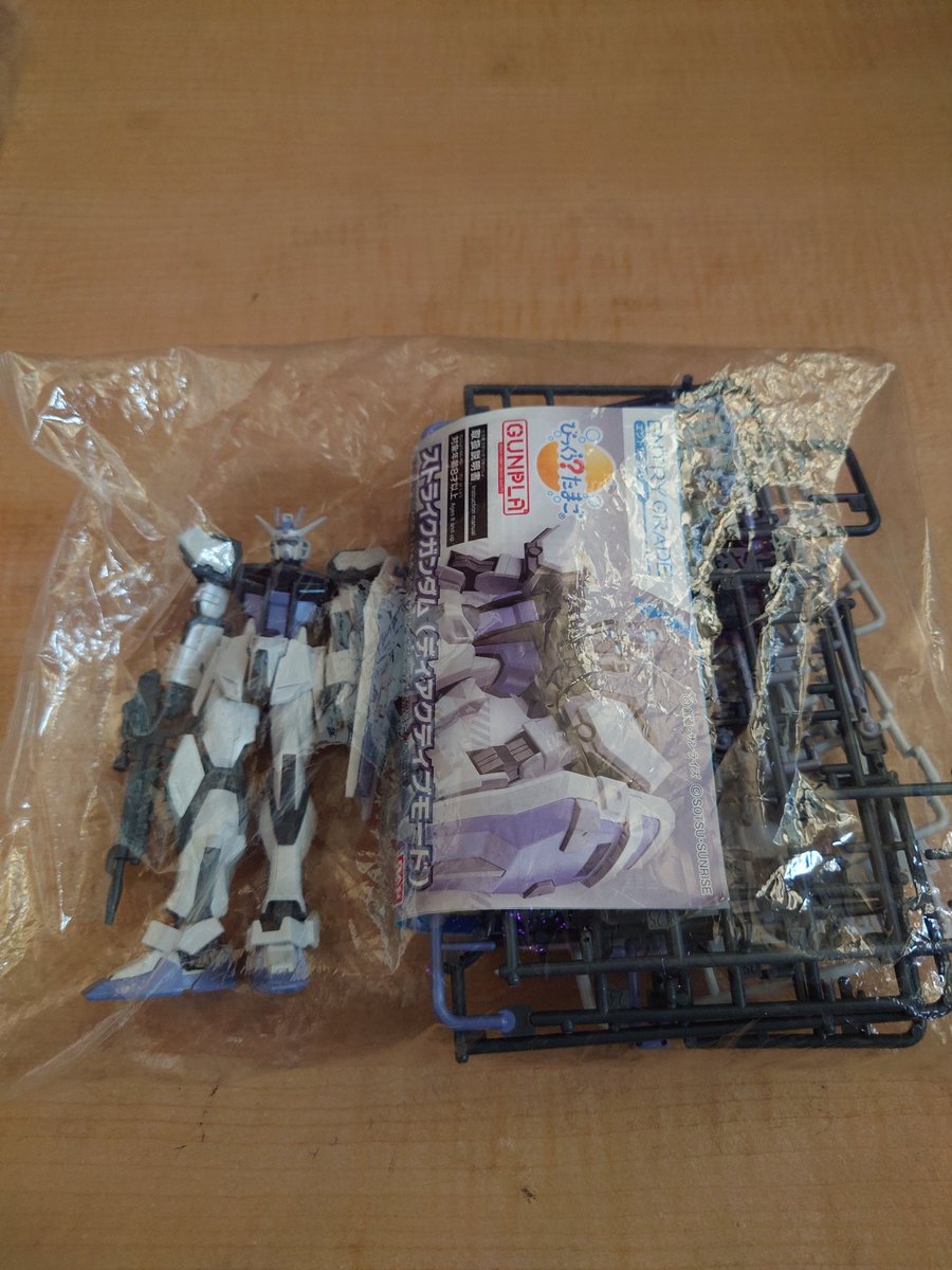 KKUUOO5's tweet photo. 第三次的不拆袋組裝
大概是因為袋子是透明的，比較好找零件在哪
花了兩小時做好
有袋子隔著零件超難抓
機體漸漸組裝起來後，能活用的空間會越來越少
很考驗耐心跟手指靈巧度
完成後眼睛花了、指尖超痛
等下次真的很閒的時候再來做第四包吧 https://t.co/uhLfxYMUlz