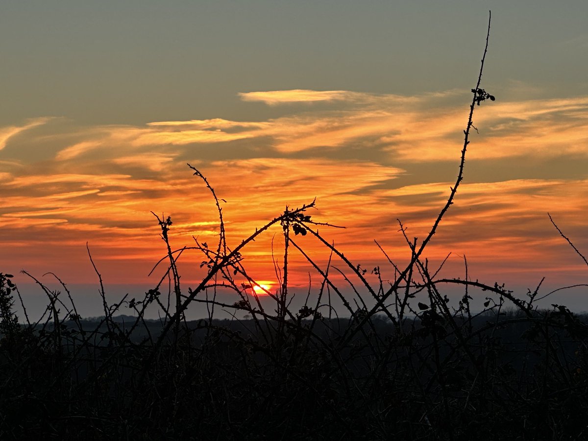 ⁦<a href="/bbcweather/">BBC Weather</a>⁩ ⁦<a href="/itvweather/">ITV Weather</a>⁩ here’s a nice picture for you from Hastings this evening 👍 #sunset