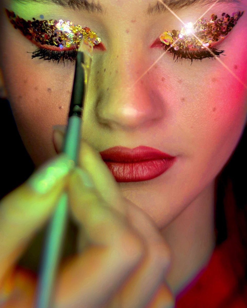 ProMakeupEdu's tweet image. V-Day glam by @debramacki. Full credits here: instagram.com/p/CoieSiJPTXi/…