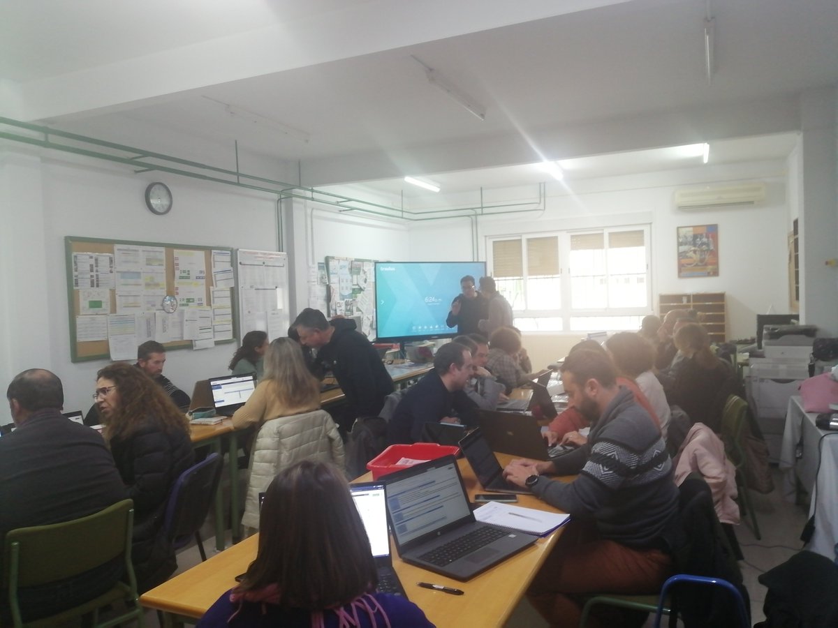 bemase10's tweet photo. El profesorado del IES Francisco de los Ríos de Fernán Núñez se forma en el diseño y la puesta en práctica de situaciones de aprendizaje con David Redondo. #LOMLOE @iesfcodelosrios @cepcordoba @davidrmmunda https://t.co/wV4M9VkeXD