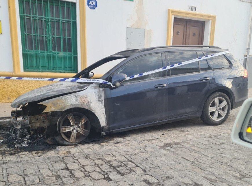 IUnidaOsuna's tweet photo. NUEVO COCHE QUEMADO 😠
De nuevo, este fin de semana debemos lamentar el incendio del vehículo de una familia de nuestro pueblo. Desde IU Osuna se ha solicitado la reunion urgente de la Junta Local de seguridad. 
#porunpuebloseguro. https://t.co/pQ3SG06xQv