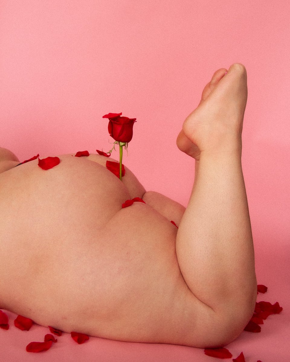 asuninaries's tweet photo. Stop and smell the roses 🌹 Happy Valentines Day my loves <3 https://t.co/P4objjY0lg