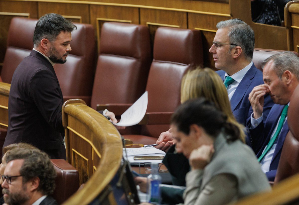 Ortega_Smith's tweet photo. Mira, rufián separatista, esto es lo que hago con la orden de detención de Gibraltar: romperla y recordar que Gibraltar es español y que no reconocemos su soberanía británica. https://t.co/pEsJeUArCn