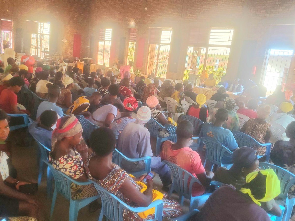 BusanzaCell's tweet photo. Umunyamabanga Nshingwabikorwa wa @KanombeSector , @idrissa_Nk yifatanije n'abaturage ba Busanza mu inteko rusange ry'abaturage.

Haganiriwe k'umutekano n'isuku kandi hakirwa ibibazo 8.

Ibibazo 4 byahise bikemurwa, ibindi 4 byahawe umurongo wuko bikwiye gukemurwa.

@KicukiroDistr https://t.co/WjbyNt3CG4
