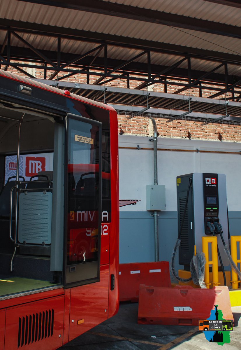 laredcdmx's tweet photo. Este Lunes visitamos las instalaciones de #MIVSA, parte de @MOBILITYADO y operadora de #L3 @MetrobusCDMX para conocer más sobre su transición a la #Electromovilidad. ¿Quieres conocer más? Ve a nuestra Facebook Page para más detalles (link aquí abajo 😉)
#LaReddelaCDMX https://t.co/EnjIcZ7vBO