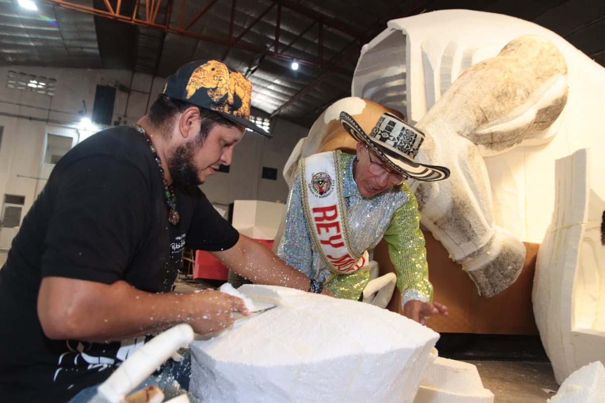 Sebastiang2023's tweet photo. ¡Que honor visitar a nuestros artesanos! 🙌🏽 Hoy llegué a la Fábrica de Carrozas para apreciar y aplaudir el trabajo que están haciendo nuestros maestros con sus manos. Son 20 carrozas que desfilarán en la #BatallaDeFlores y no me pude resistir a pegar el papel maché en mi carroza https://t.co/QTs1Qp2Zr7