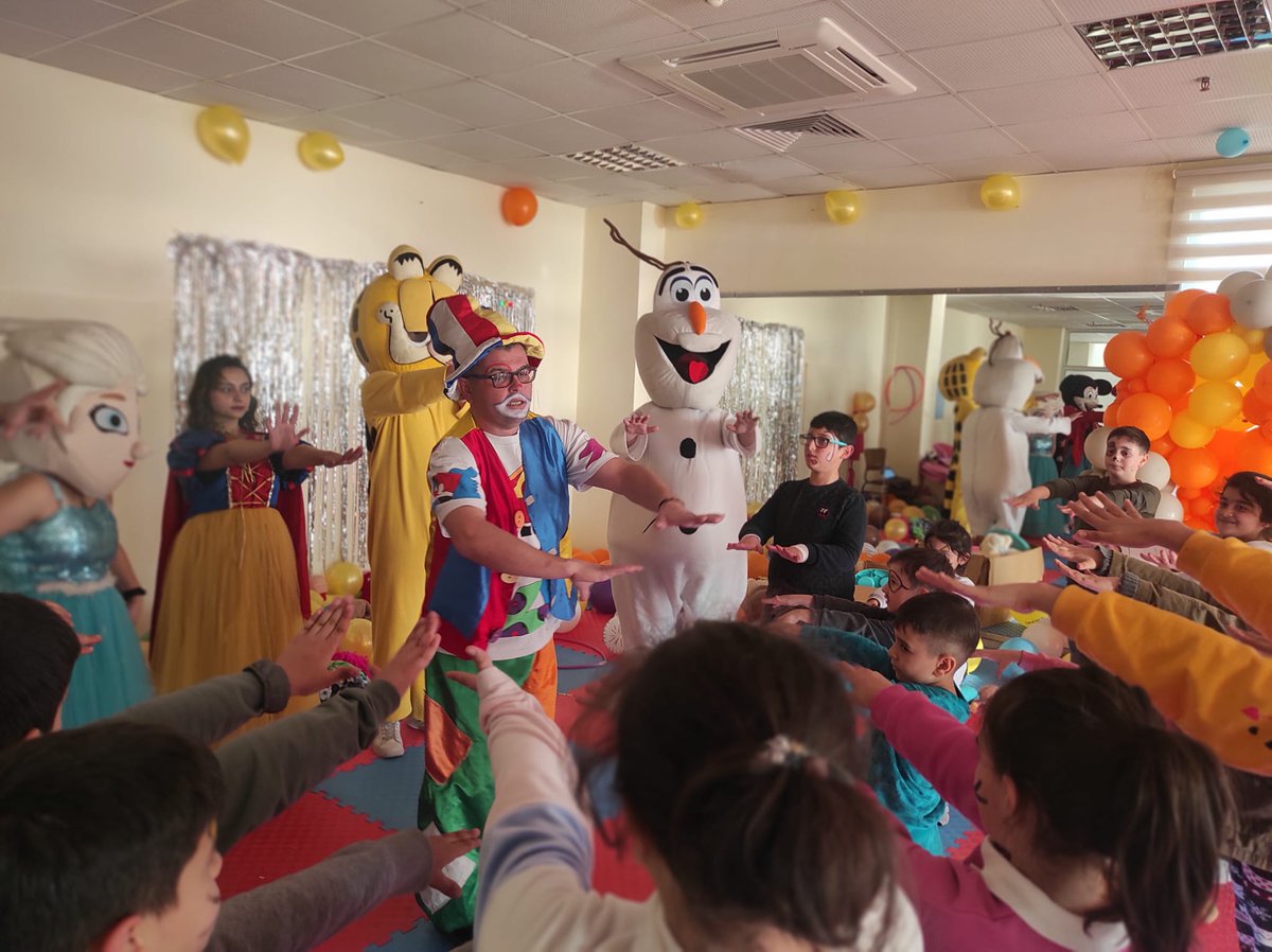 AydinKYGM's tweet photo. Yüzlerimiz birlikte gülecek🥰

Efe Ayşe Yurt Müdürlüğümüze yerleşen afetzede ailelerin çocukları için yurt personelimizin organizesinde etkinlik ve oyun zamanı gerçekleştiridi.🎯🕹️🧸 https://t.co/BF6Jdvc1t2