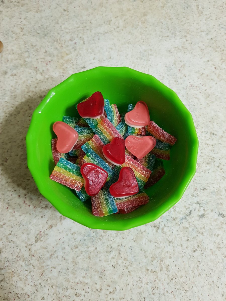 oblomoff_ka's tweet photo. I was never really a fan of St. Valentine's Day but in such horrible times it's good to remember and celebrate holidays like this. Make love not war ❤ https://t.co/xWppzheqF0