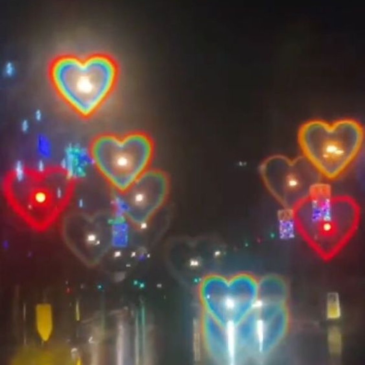 🚦💗Pour vous prouver notre amour, nous avons remplacé tous les feux de circulation parisiens ! (C’est faux. Mais on vous permet d’arriver à destination plus rapidement et écologiquement, que ça soit pour le match⚽️ ou pour votre date✨) #CityscootLovesYou #SaintValentin #Amour