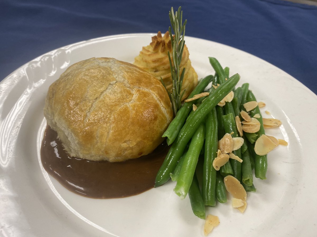 ChefChrisRajner's tweet image. A delicious #ValentinesDay2023 lunch @LakesOfSylvania with Homemade Beef Wellington, Duchess Potatoes, and Green Beans Amandine @TrilogyLiving #TheTrilogyDifference #TrilogyChefsRock